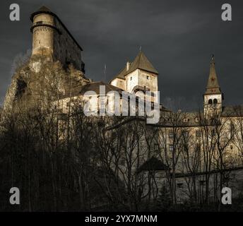 Schloss Orava im Dorf Oravsky Podzamok, Slowakei Stockfoto