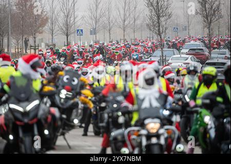 Madrid, Spanien. Dezember 2024. Motorradfahrer, die als Weihnachtsmann verkleidet waren, versammelten sich, um nach Valencia zu fahren. Rund 400 Radfahrer reisen nach Valencia, um den Kindern Weihnachtsgeschenke zu überreichen, die von den Überschwemmungen der letzten Naturkatastrophe in Valencia im vergangenen Oktober betroffen waren, die nach einem intensiven Sturmsystem namens „Dana“ mehr als 200 Todesopfer in der größten Naturkatastrophe in der jüngeren Geschichte Spaniens verursachte. Quelle: Marcos del Mazo/Alamy Live News Stockfoto