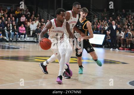 5 Dominic Artis VON SIG Strasbourg während der französischen Meisterschaft, Betclic Elite Basketball Spiel zwischen Stade Rochelais Basket und SIG Strasbourg am 13. Dezember 2024 im Gaston Neveur Stadion in La Rochelle, Frankreich - Foto Laurent Lairys / DPPI Stockfoto