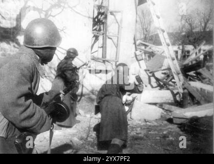 2. Weltkrieg: Eine Angriffsgruppe der 13. Gardedivision räumt Gebäude in Stalingrad und vernichtet feindliche Soldaten. 1942. Stockfoto