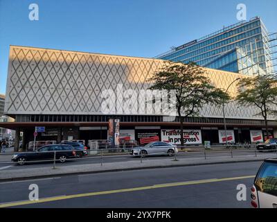 Ehemaliges Karstadt-Kaufhaus (Karstadt Sports) in der Joachimsthaler Straße, Berlin mit Banner-Text 'Transformation in Progress' von der Kantstraße aus gesehen Stockfoto