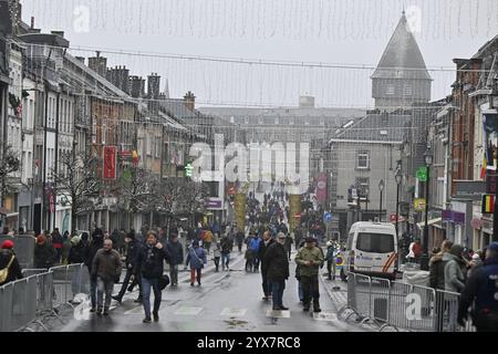 Bastogne, Belgien. Dezember 2024. Das Stadtzentrum von Bastogne, das während der Gedenkfeier zum 80. Jahrestag der Ardennenschlacht, einer entscheidenden Episode des Zweiten Weltkriegs, in Bastogne am Samstag, den 14. Dezember 2024, dargestellt wurde. BELGA PHOTO ERIC LALMAND Credit: Belga News Agency/Alamy Live News Stockfoto