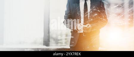 Business, Mann und Smartphone im Büro mit City Overlay für Kommunikation und Vernetzung. Männliche Person, Unternehmer und Linsenfleck oder Banner auf Stockfoto