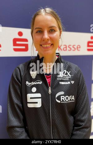 Annett Kaufmann, Tischtennis-Weltmeisterin. Sie spielen seit der Saison 2024 - 2025 beim SV-DJK Kolbermoor in der Bundesliga. Annett Kaufmann ist eine deutsche Tischtennisspielerin. 2024 wurde sie Deutsche Meisterin im Einzel und im Doppel und als erste europäische Spielerin U19-Jugendweltmeisterin im Einzel. Bei den Europameisterschaften 2021 und 2023 gewann sie zusammen mit der Damenmannschaft den Titel. Bei den Jugend-Weltmeisterschaften in Helsingborg wurde sie U19-Weltmeisterin im Einzel. Sie ist damit die erste europäische Spielerin, die diesen Titel gewann *** Annett Kaufmann, Table tenn Stockfoto