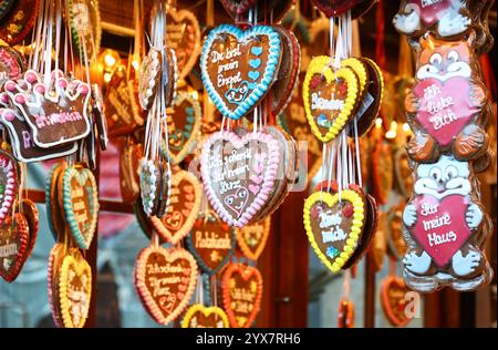 Erfurt 13.12.2024, Erfurt, Weihnachtsmarkt auf dem Domplatz, Lebkuchenherzen an einem Suesswarenstand *** Erfurt 13 12 2024, Erfurt, Weihnachtsmarkt auf dem Domplatz, Lebkuchenherzen an einem Süßwarenstand Stockfoto