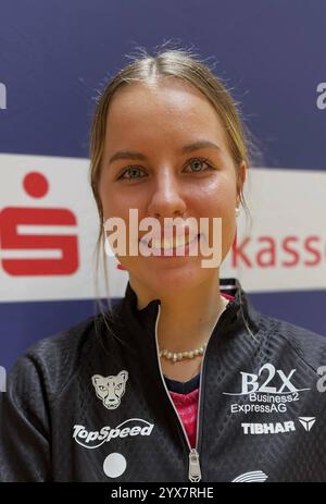 Annett Kaufmann, Tischtennis-Weltmeisterin. Sie spielen seit der Saison 2024 - 2025 beim SV-DJK Kolbermoor in der Bundesliga. Annett Kaufmann ist eine deutsche Tischtennisspielerin. 2024 wurde sie Deutsche Meisterin im Einzel und im Doppel und als erste europäische Spielerin U19-Jugendweltmeisterin im Einzel. Bei den Europameisterschaften 2021 und 2023 gewann sie zusammen mit der Damenmannschaft den Titel. Bei den Jugend-Weltmeisterschaften in Helsingborg wurde sie U19-Weltmeisterin im Einzel. Sie ist damit die erste europäische Spielerin, die diesen Titel gewann *** Annett Kaufmann, Table tenn Stockfoto