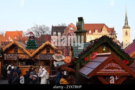 Erfurt 13.12.2024, Erfurt, Weihnachtsmarkt auf dem Domplatz, Blick auf Staende, hier u.a. Rupfis Gluehwein, im Hintergrund die Allerheiligenkirche *** Erfurt 13 12 2024, Erfurt, Weihnachtsmarkt auf dem Domplatz, Blick auf Stände, hier u.a. Rupfis Gluehwein, im Hintergrund die Allerheiligenkirche Stockfoto