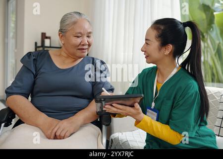 Terminvereinbarung der Krankenschwester online auf einem Tablet-PC Stockfoto
