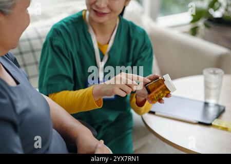 Arzt Verschreibt Medizin An Senioren Stockfoto