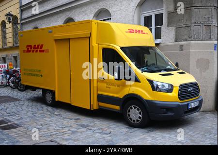 Deutsche Post DHL Group, StreetScooter mit Elektroantrieb. E Transporter, Paketdienst. Paket-Auslieferung in der Innenstadt *** Deutsche Post DHL Group, StreetScooter mit Elektroantrieb E Transporter, Paketdienst Paketzustellung in der Innenstadt Stockfoto