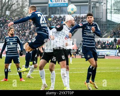 Philipp Strompf (SSV Ulm 1846, #32) beim Kopfball, GER, SSV Ulm 1846 vs. Hamburger SV, Fussball, 2. Bundesliga, Spielzeit 2024/2025, 14.12.2024, DFB/DFL-Vorschriften verbieten jede Verwendung von Fotografien als Bildsequenzen und/oder Quasi-Video. Foto: EIBNER/Michael Schmidt Stockfoto