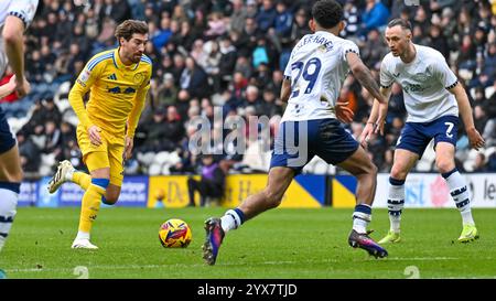 Deepdale, Preston, Großbritannien. Dezember 2024. EFL Championship Football, Preston North End gegen Leeds United; Joe Rothwell von Leeds United spielt gegen Kaine Kesler Hayden und will Keane von Preston North End Credit: Action Plus Sports/Alamy Live News Stockfoto