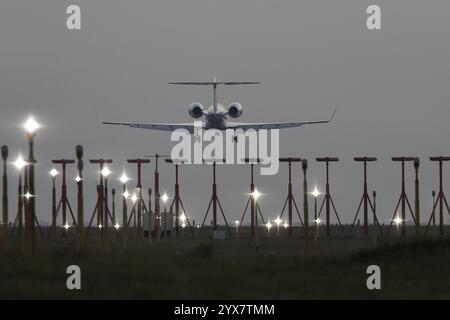 Gulfstream Jet Passagierflugzeug bei Anflug zur Landung bei Dämmerung über Landungslichter, London Stansted Airport, Essex, England, Vereinigtes Königreich, Europa Stockfoto