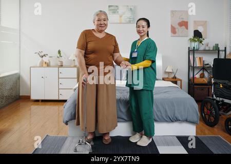 Schwester, Die Alte Frau Zu Hause Unterstützt Stockfoto