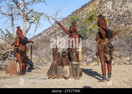 Verheiratet Himba Frau mit Kindern, traditionelles Himba Dorf, Kaokoveld, Kunene, Namibia, Afrika Stockfoto