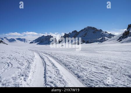 Winterlandschaft des Pamir-Plateaus, Jarty Gumbez, Provinz Gorno-Badakhshan, Tadschikistan, Zentralasien, Asien Stockfoto