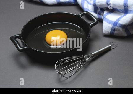 Zerbrochenes Ei in einer Pfanne, Hühnerei Stockfoto