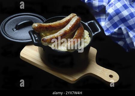 Nürnberger Würstchen mit Sauerkraut im Topf, Rostbratwurst, Deutschland, Europa Stockfoto