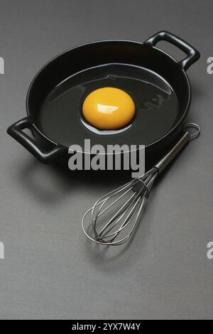 Zerbrochenes Ei in einer Pfanne, Hühnerei Stockfoto