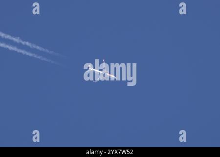 Passagierflugzeug Boeing 737 von Jet 2 fliegt in einem blauen Himmel mit einer Dampfspur oder einem Kondensstreifen dahinter, England, Großbritannien, Europa Stockfoto