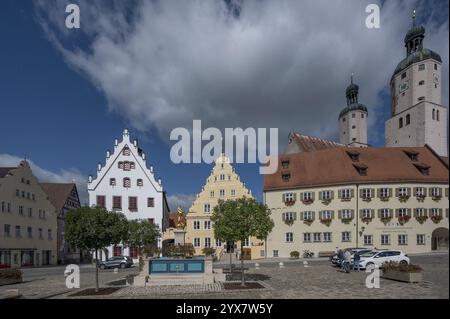 Marktplatz mit Mariensäule und den historischen Gebäuden, Rathaus, gasthof, Stadtverwaltung und Pfarrkirche St. Emmeram, Wemding, Swab Stockfoto