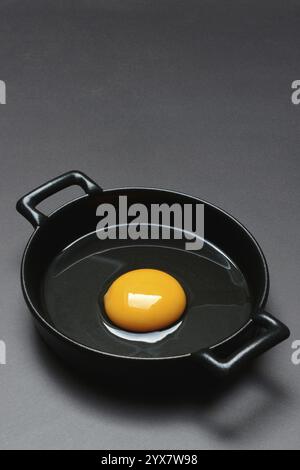 Zerbrochenes Ei in einer Pfanne, Hühnerei Stockfoto