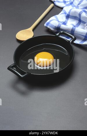 Zerbrochenes Ei in einer Pfanne, Hühnerei Stockfoto