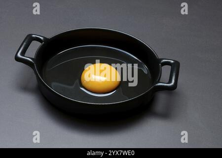 Zerbrochenes Ei in einer Pfanne, Hühnerei Stockfoto