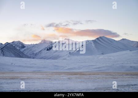 Winterlandschaft des Pamir-Plateaus, Pamir-Autobahn, Alichur, Provinz Gorno-Badakhshan, Tadschikistan, Zentralasien, Asien Stockfoto