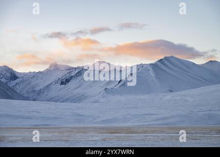 Winterlandschaft des Pamir-Plateaus, Pamir-Autobahn, Alichur, Provinz Gorno-Badakhshan, Tadschikistan, Zentralasien, Asien Stockfoto