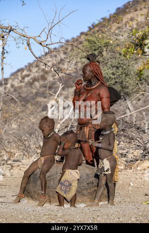 Verheiratet Himba Frau mit Kindern, traditionelles Himba Dorf, Kaokoveld, Kunene, Namibia, Afrika Stockfoto