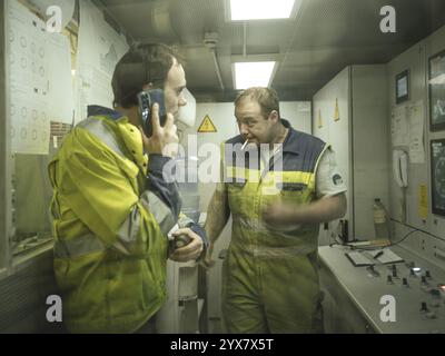 Arbeiter in einer Schaltwarte der Doppelschild-Tunnelbohrmaschine im Abschnitt H53 des Brenner-Basistunnels, Tirol, Österreich, Europa Stockfoto