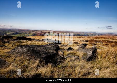 Gritstone Felsbrocken am Blackstone Edge, mit Blick nach Norden nach Lancashire. Stockfoto