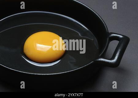 Zerbrochenes Ei in einer Pfanne, Hühnerei Stockfoto