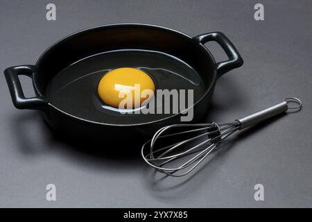 Zerbrochenes Ei in einer Pfanne, Hühnerei Stockfoto