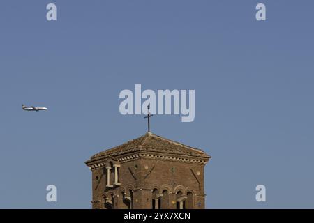 Boeing 737 Passagierflugzeug von Ryanair fliegt in einem blauen Himmel über einem alten Stadtgebäude, Rom, Italien, Europa Stockfoto