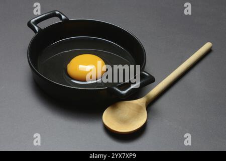 Zerbrochenes Ei in einer Pfanne, Hühnerei Stockfoto