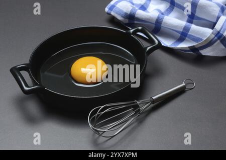 Zerbrochenes Ei in einer Pfanne, Hühnerei Stockfoto