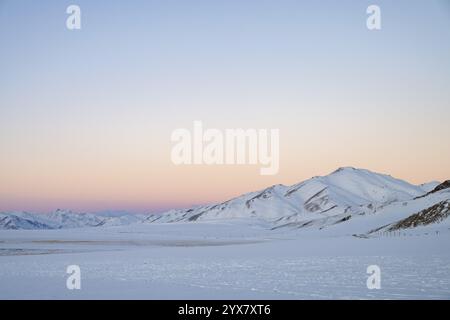 Winterlandschaft des Pamir-Plateaus, Pamir-Autobahn, Alichur, Provinz Gorno-Badakhshan, Tadschikistan, Zentralasien, Asien Stockfoto