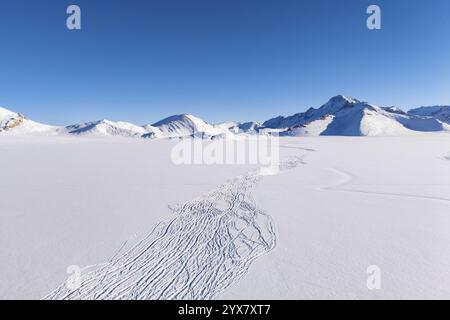 Winterlandschaft des Pamir-Plateaus, Tierspuren, Jarty Gumbez, Provinz Gorno-Badakhshan, Tadschikistan, Zentralasien, Asien Stockfoto