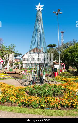 Nova Petropolis, Brasilien - 10. November 2024: Praca das Flores (Hauptplatz der Stadt), weihnachtlich dekoriert Stockfoto