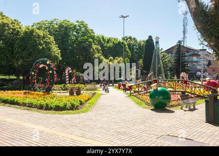 Nova Petropolis, Brasilien - 10. November 2024: Praca das Flores (Hauptplatz der Stadt), weihnachtlich dekoriert Stockfoto