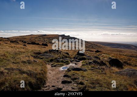 Moorlandpfad zu den Felsen von Blackstone Edge, Rochdale, England. Stockfoto