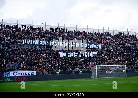 Cagliari, Italien. Dezember 2024. Curva Nord Unterstützer von Cagliari Calcio während des Fußballspiels der Serie A zwischen Cagliari Calcio und Atalanta im Unipol Domus in Cagliari, Sardinien - Freitag, 14. Dezember 2024. Sport - Fußball (Foto: Gianluca Zuddas/Lapresse) Credit: LaPresse/Alamy Live News Stockfoto