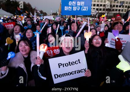 (241214) -- SEOUL, 14. Dezember 2024 (Xinhua) -- die Menschen feiern die Verabschiedung des Antrags auf Amtsenthebung gegen Präsident Yoon Suk-yeol in der Nähe der Nationalversammlung in Seoul, Südkorea, am 14. Dezember 2024. Das südkoreanische parlament stimmte am Samstag dafür, Präsident Yoon Suk-yeol wegen seiner Erklärung zum Kriegsrecht zu klagen, nachdem der erste Amtsenthebungsantrag eine Woche zuvor fallen gelassen wurde, als der Gesetzgeber der Regierungspartei ihn boykottierte. Von 300 Abgeordneten der Nationalversammlung, die an der historischen Plenartagung teilnahmen, stimmten 204 für und 85 dagegen bei drei Stimmenthaltungen und acht für ungültig. (Foto: Jun Hy Stockfoto