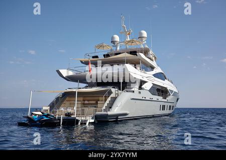 Luxus-Yachtszene zeigt das Heck mit Jet-Ski-Highlights auf Ocean Adventure und Entspannung Stockfoto