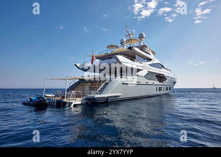 Luxus-Yachtszene zeigt das Heck mit Jet-Ski-Highlights auf Ocean Adventure und Entspannung Stockfoto