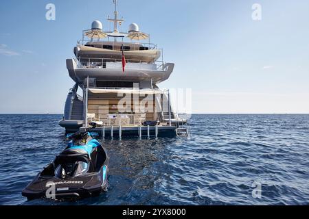 Luxus-Yachtszene zeigt das Heck mit Jet-Ski-Highlights auf Ocean Adventure und Entspannung Stockfoto