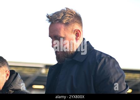 Manager Rob Elliot (Manager Crawley Town) vor dem Spiel der Sky Bet League 1 zwischen Peterborough und Crawley Town in der London Road, Peterborough am Samstag, den 14. Dezember 2024. (Foto: Kevin Hodgson | MI News) Credit: MI News & Sport /Alamy Live News Stockfoto