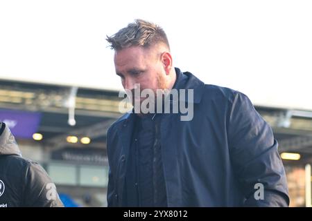 Manager Rob Elliot (Manager Crawley Town) vor dem Spiel der Sky Bet League 1 zwischen Peterborough und Crawley Town in der London Road, Peterborough am Samstag, den 14. Dezember 2024. (Foto: Kevin Hodgson | MI News) Credit: MI News & Sport /Alamy Live News Stockfoto